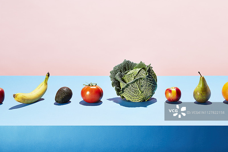 一排不同的水果和蔬菜放在桌面上图片素材