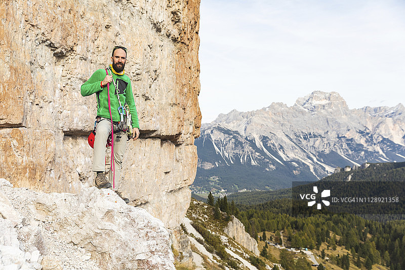 意大利，科尔蒂纳d’ampezzo，一名登山者在白云石山脉的肖像图片素材