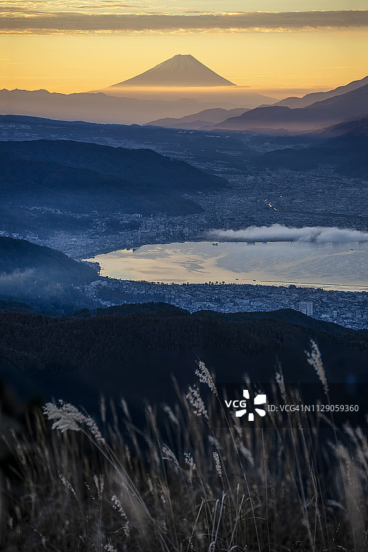 日本长野日出的富士山和须和湖图片素材