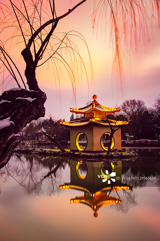中国扬州瘦西湖上的亭子黄昏图片素材
