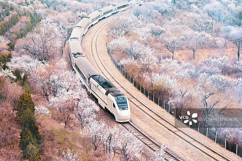 火车驶过春日的山水图片素材