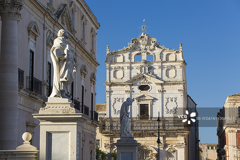 穿过大教堂广场，可以看到意大利西西里岛锡拉丘兹奥提贾巴迪亚的圣卢西亚教堂图片素材