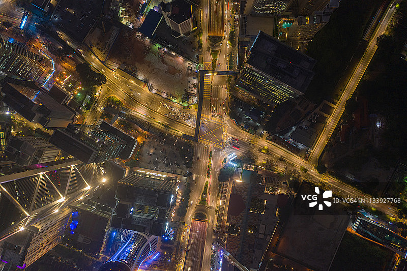 马来西亚吉隆坡商业中心巨大的高速公路交叉口，空中夜间交通景象图片素材