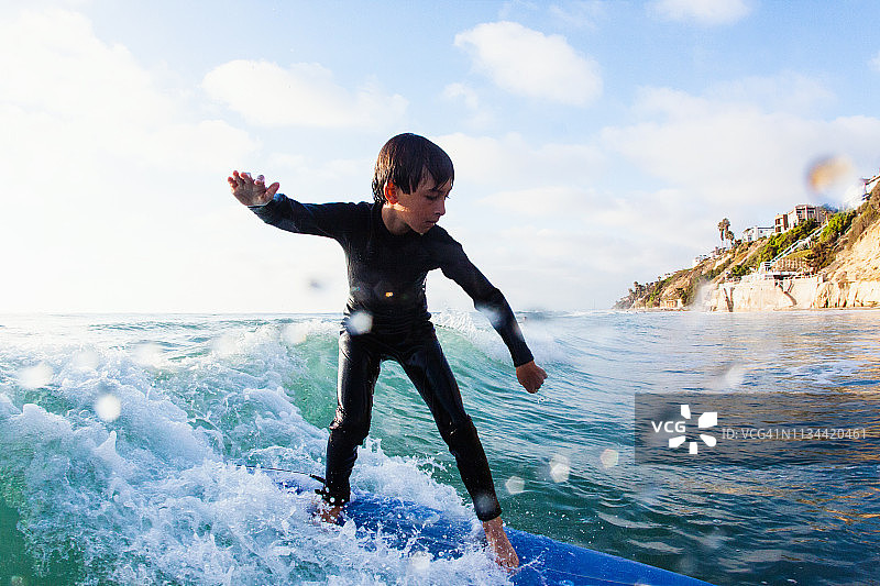 小男孩冲浪，恩西尼塔斯，加利福尼亚州，美国图片素材