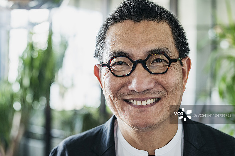 一名中国男子戴着眼镜，面带微笑图片素材