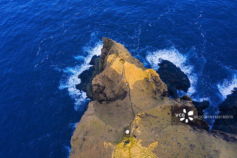 卡勒灯塔鸟瞰图，法罗群岛图片素材