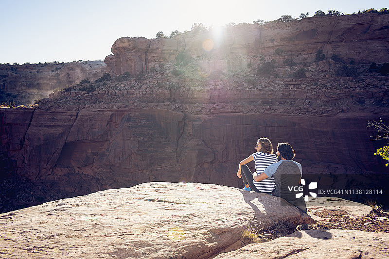 一对夫妇在大峡谷上欣赏风景图片素材