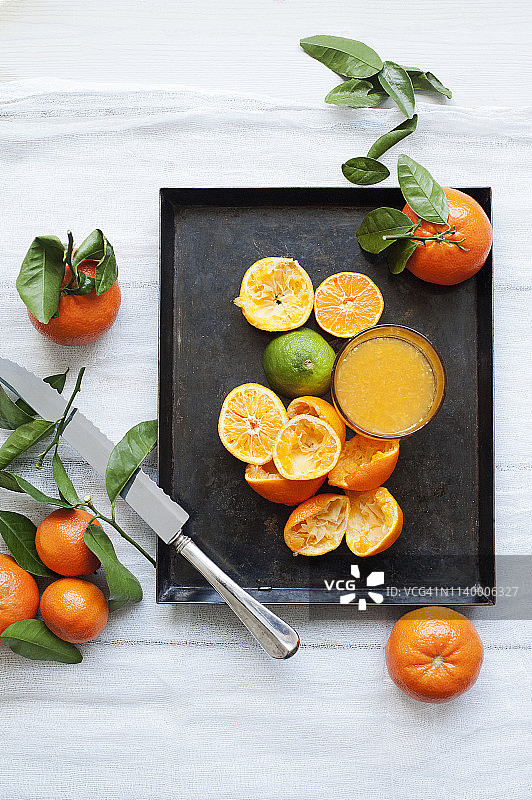 新鲜橙水果和果汁的静物盘图片素材