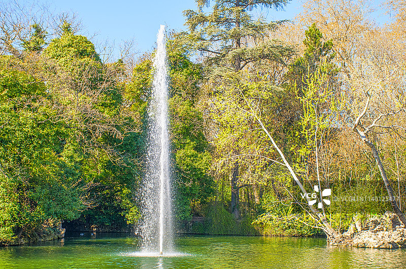坎波格兰德公园湖中的喷泉图片素材
