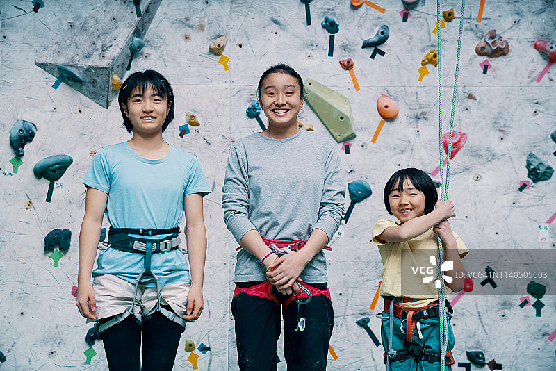 三个女孩准备在攀岩馆练习图片素材