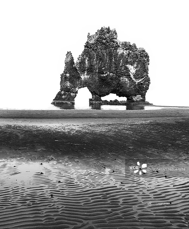 Hvítserkur玄武岩屹立于海中图片素材