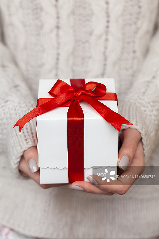 手中的女人拿着圣诞礼物与糖果手杖图片素材