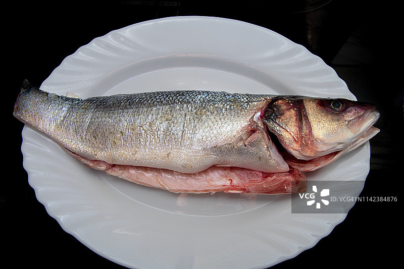 地中海食物:烧烤前的海鲈鱼图片素材