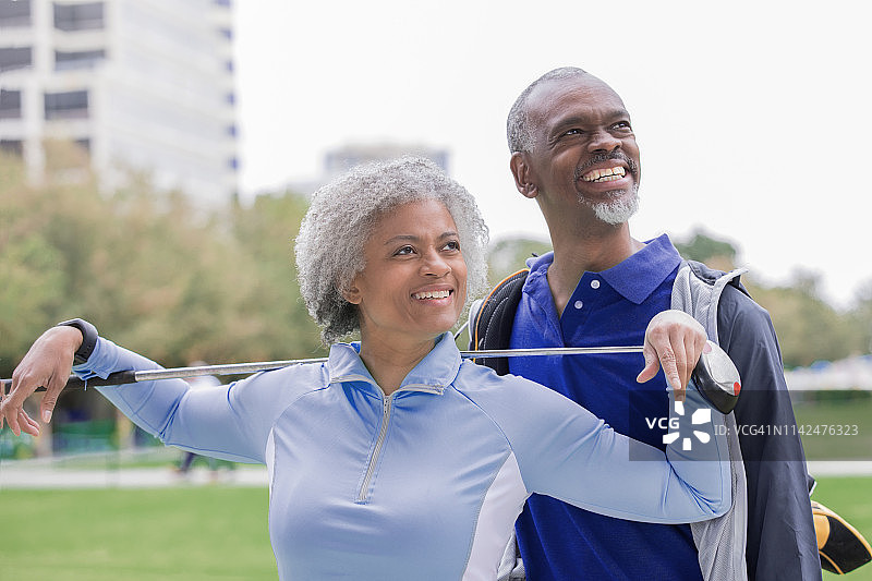 一对非洲裔美国老年夫妇在打高尔夫图片素材