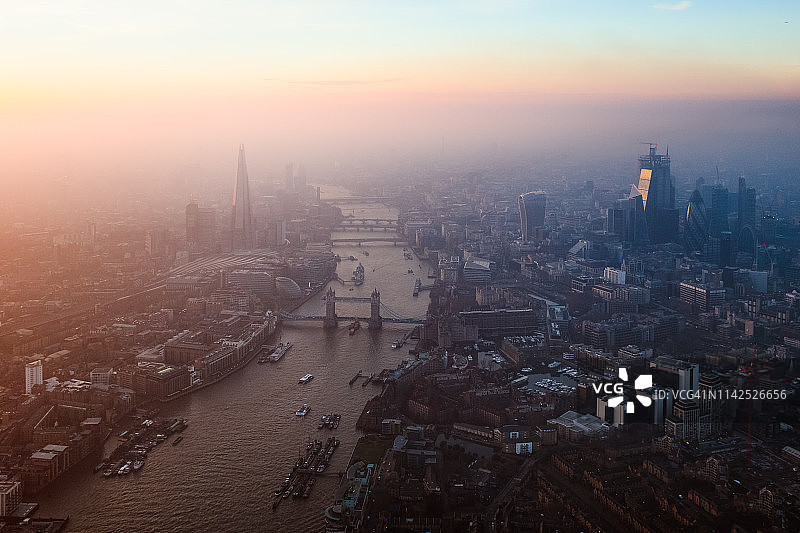 伦敦塔桥和日落时的伦敦鸟瞰图图片素材