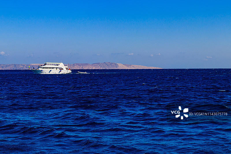 在埃及红海航行的白色游艇图片素材