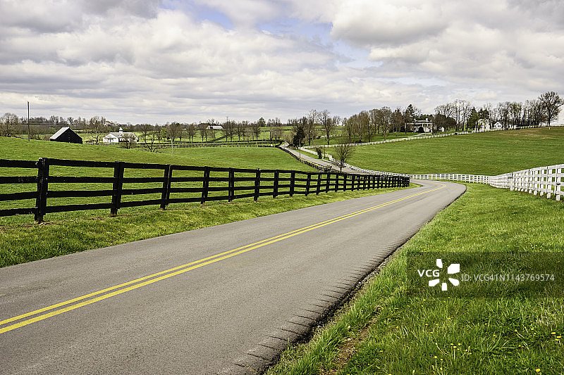 肯塔基州蓝草区蜿蜒的双车道乡村公路图片素材