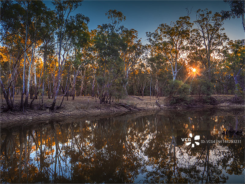 澳大利亚新南威尔士州科罗瓦的墨累河附近，在墨累谷国家公园的比拉邦河岸上，黄昏前的傍晚阳光。图片素材
