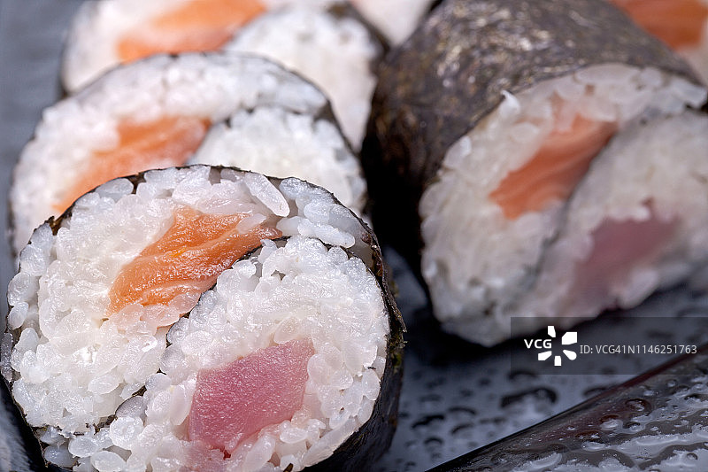 寿司卷金枪鱼和鲑鱼在紫菜叶图片素材