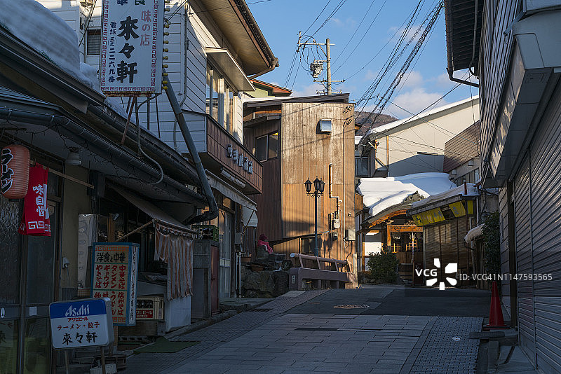 2月17日，在日本长野县山之町的Shibu温泉，夕阳照亮了日式屋和日式客栈。图片素材