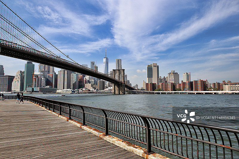 从布鲁克林大桥公园看到曼哈顿下城的天际线和布鲁克林大桥。美国纽约市图片素材