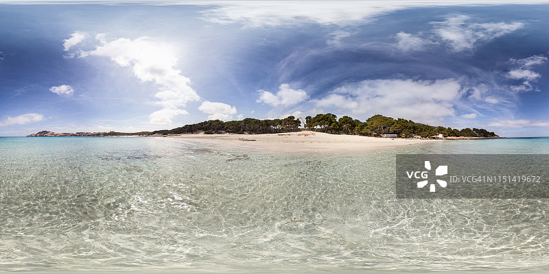 在一个阳光明媚的日子，在西班牙马略卡岛卡拉阿古拉的水域拍摄的等矩形全景图图片素材