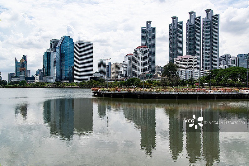 曼谷湖边的住宅楼图片素材