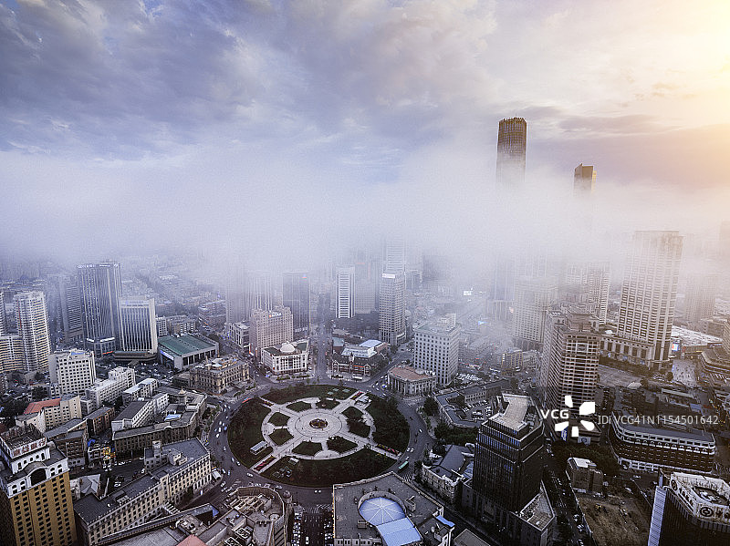 城市平流雾图片素材