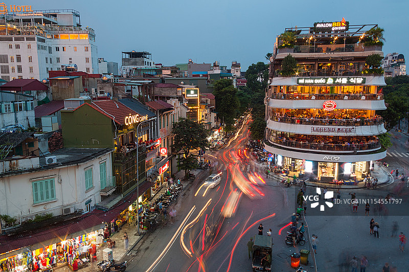 越南河内东京义寿广场夜间鸟瞰图。图片素材
