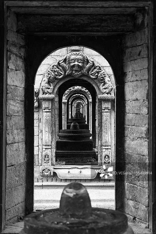 帕舒帕提纳特神庙是世界上最重要的湿婆神印度教寺庙之一，位于尼泊尔首都加德满都东部的巴格马蒂河畔。(黑色和白色)图片素材