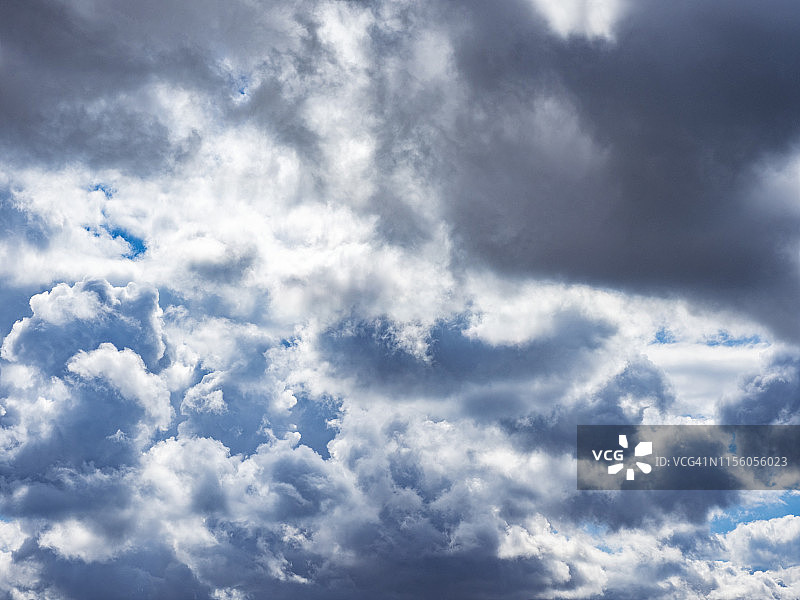 全框架的低角度的白色云彩与蓝色的天空。图片素材