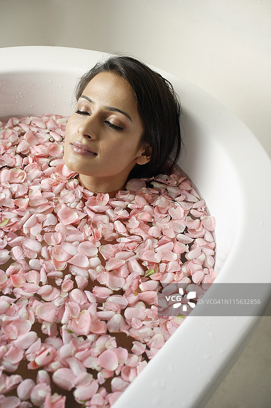 浴缸里的女人，花瓣飘浮图片素材