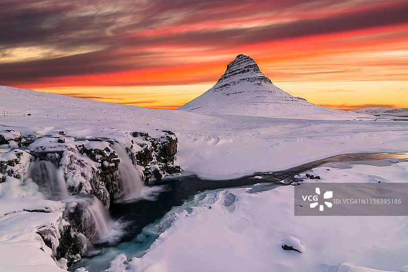 冰岛冬季日出时的Kirkjufell山上的瀑布图片素材