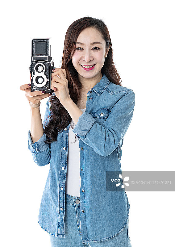一个女人拿着一台老式相机，背景是白色的图片素材