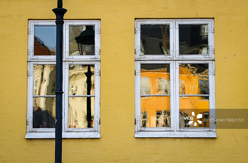 丹麦哥本哈根，彩色建筑窗户上的倒影图片素材