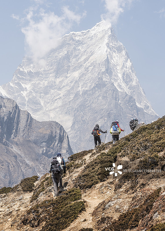 尼泊尔，昆布Solo，珠穆朗玛峰，在定伯车徒步旅行的登山队图片素材