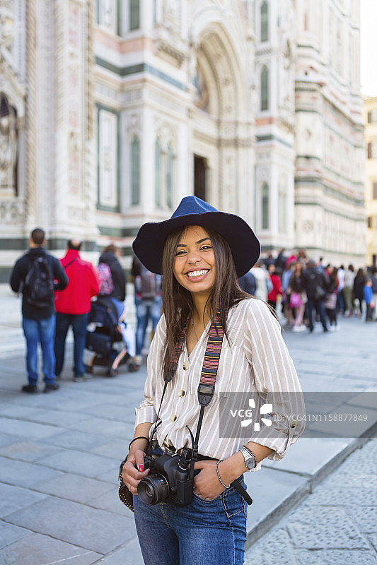 意大利，佛罗伦萨，大教堂广场，快乐的年轻游客带着相机的肖像图片素材