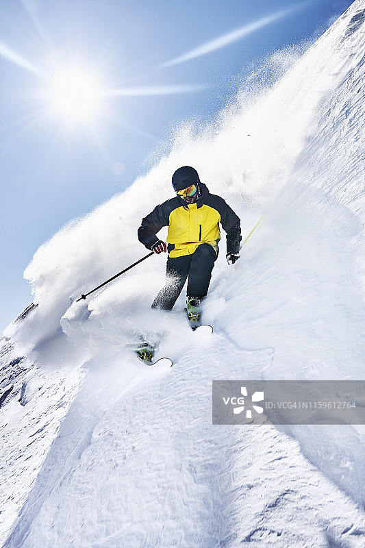 瑞士瓦莱州萨斯费，滑雪者从斜坡上滑下来图片素材