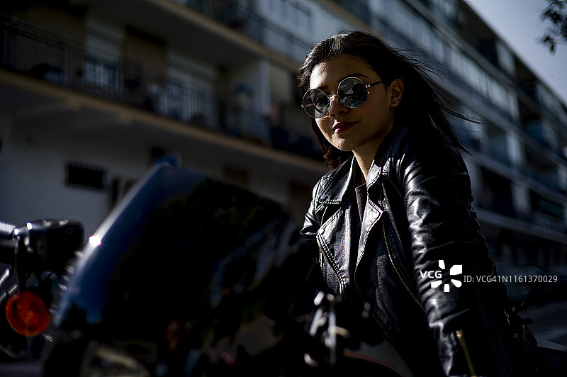 内容年轻女子骑摩托车的肖像图片素材