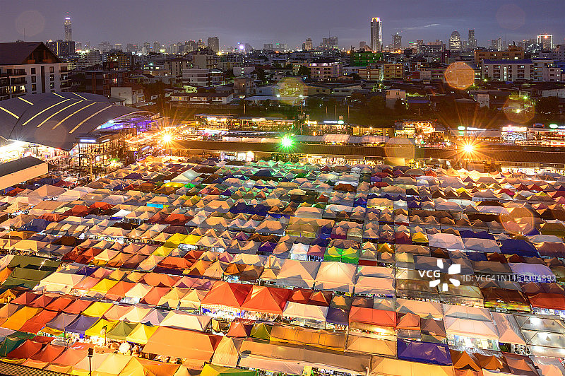 火车夜市Ratchada (Talad Rot Fai)是泰国曼谷非常有名的购物街小吃图片素材