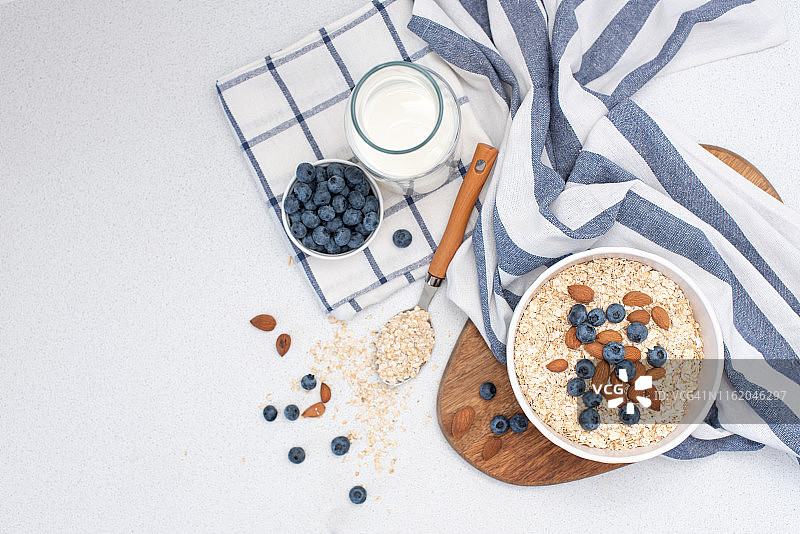 燕麦粥，核桃，蓝莓和香蕉在碗-健康的乡村早餐图片素材