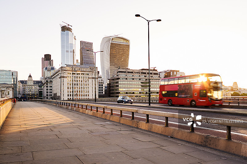 日出时分的伦敦城图片素材