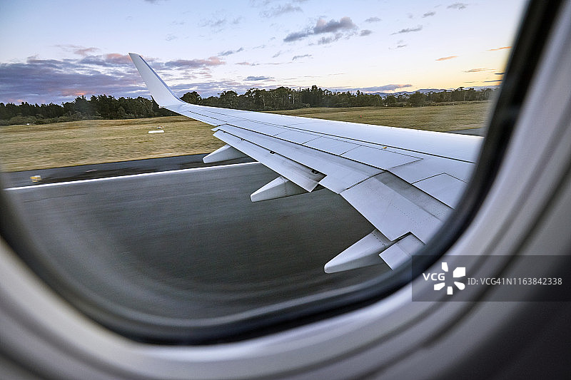 飞机，飞机起飞时在跑道上超速图片素材