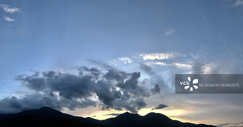 美国新罕布什尔州的总统山脉、山顶和壮观的日落天空图片素材