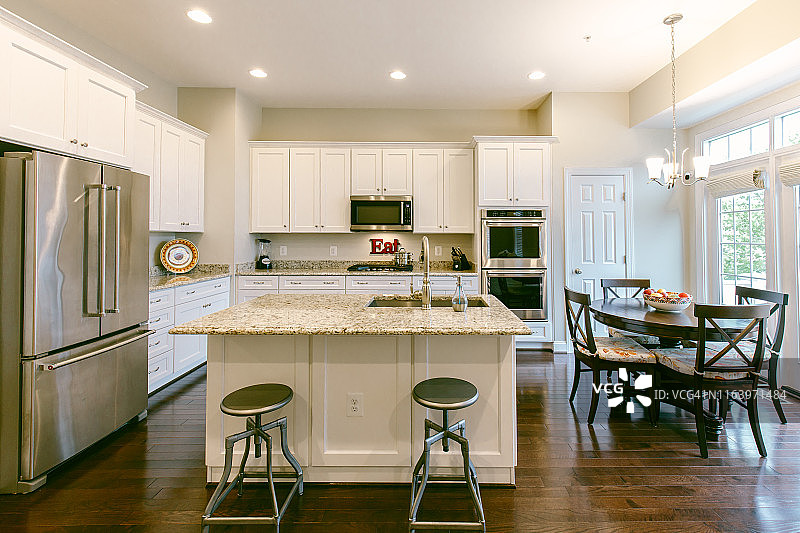 现代厨房与白色橱柜和不锈钢器具图片素材