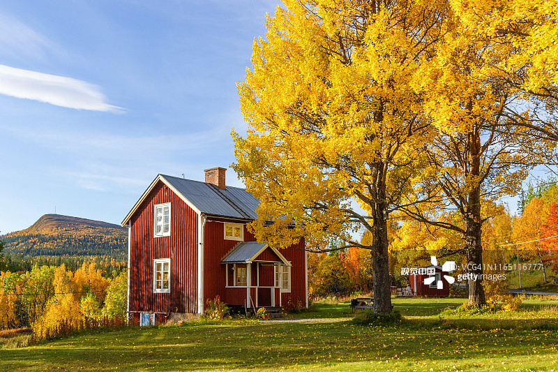 山间风景中带有秋天色彩的花园小屋图片素材