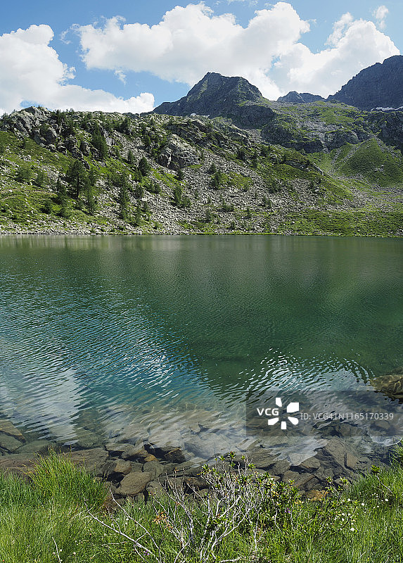马贾山谷的阿尔卑斯塔恩湖莫尼奥拉图片素材