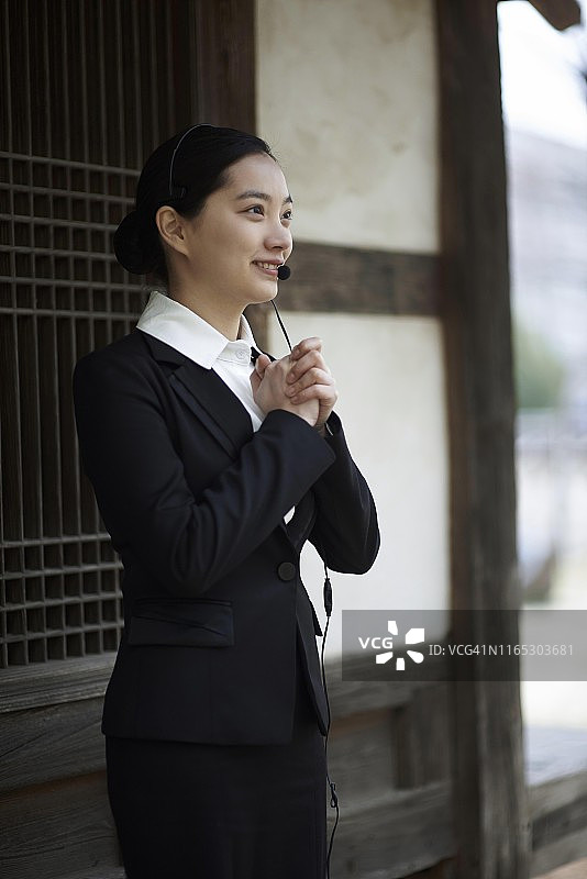 女商人戴着耳机在韩ok图片素材