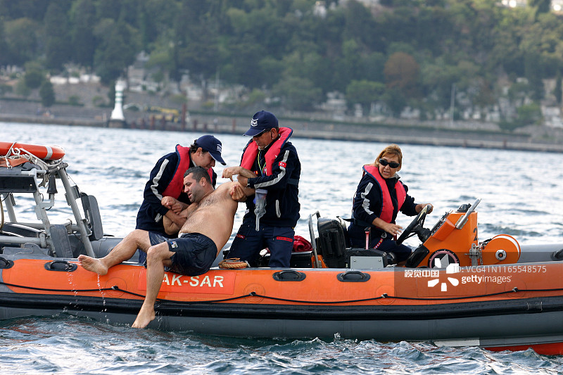 海上救援队救了一个人图片素材