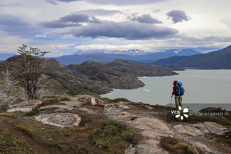 智利巴塔哥尼亚托雷斯潘恩国家公园的格雷湖徒步旅行图片素材